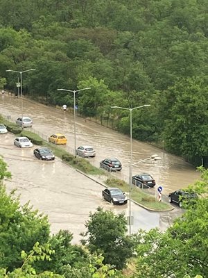 Така изглеждаше главната улица в квартала в неделя. Снимка: А. Борисова, фейсбук групата "Аспарухово"