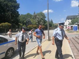 "Мръсна, гадна, долна клевета", заяви на 19 август 2022 г. при влизането си в сградата на полицията главният архитект на община Кърджали Делин Запартов. СНИМКА: НЕНКО СТАНЕВ