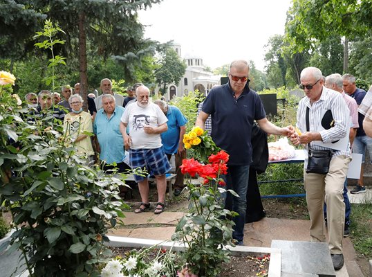Наско Сираков поднесе цветя на гроба на Георги Аспарухов и Никола Котков на годишнината от гибелта им в автомобилна катастрофа. 
СНИМКА: КЛУБЕН САЙТ