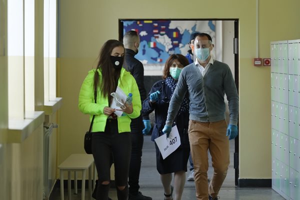 Носенето на маски в училищните коридори вероятно ще бъде разписано в протоколите.