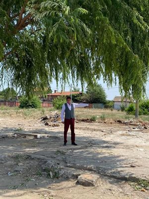 Кметът Георги Мараджиев показва разчистения терен.