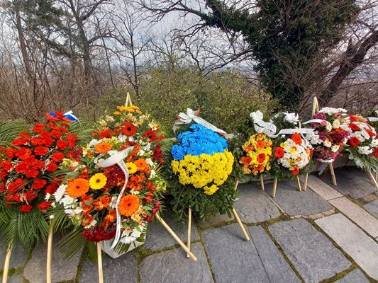 Венецът на областната управа е цветовете на Украйна- жълто и синьо.