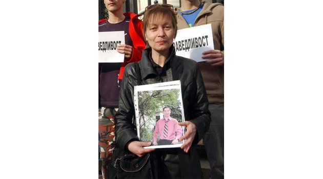 СЪДБА: Радмила Въжарова скърби за сина си Кирил, чието убийство засега остава ненаказано.