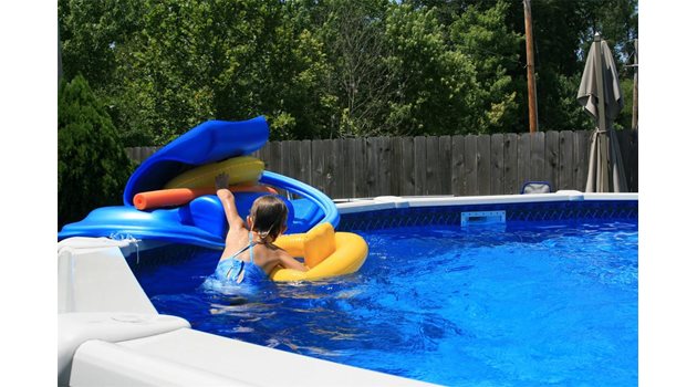 ПРОБЛЕМ: Родители се оплакват, че лятно време басейните са пълни с бактерии. 