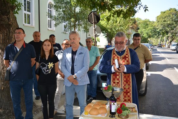 Финалът на основния ремонт бе отбелязан с водосвет, отслужен от отец Николай на кръстовището между двете улици.