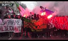 Протест и газови гранати в Париж, по време на протест срещу полицейското насилие
