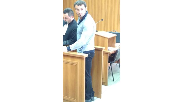 Петър Низамов в пловдивския окръжен съд. Снимки: Авторът