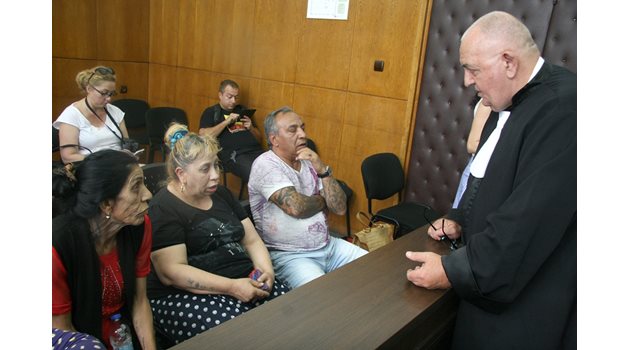 Адвокат Красимир Елдъров дава инструкции на поверениците си - бащата и майката на Джевизов