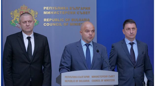 Хаджиев, Иванов и Терзийски след срещата при премиера Бойко Борисов.  СНИМКА: ЙОРДАН СИМЕОНОВ