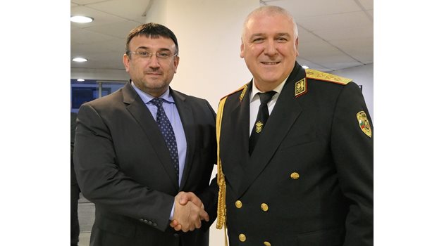 Младен Маринов (вляво) поздравява Ивайло Иванов по повод на 29 г. от основаването на службата през февруари.