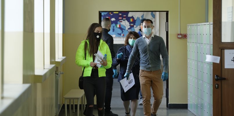 Носенето на маски в училищните коридори вероятно ще бъде разписано в протоколите.