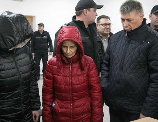 Александрина Георгиева (с червеното яке) все още е в ареста