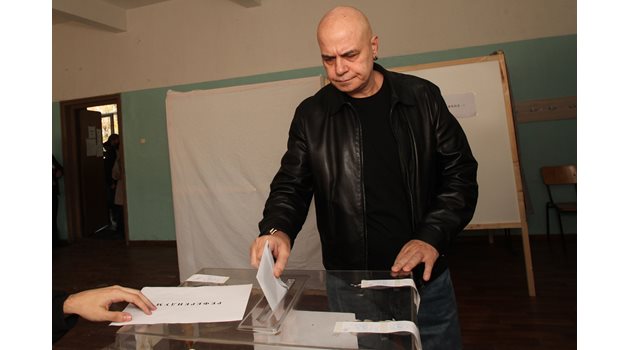 Слави Трифонов гласува на инициирания от него референдум, който включваше промяна на избирателната система в мажоритарна в два тура. СНИМКА: РУМЯНА ТОНЕВА