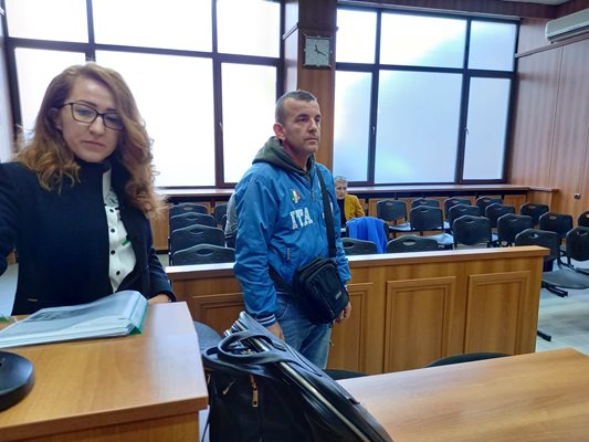 Дюнерджията с адвокатката си Таня Чечкова в съдебната зала.