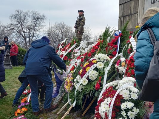 Паметникът на загиналите за свободата на България войници беше отрупан с венци и цветя.