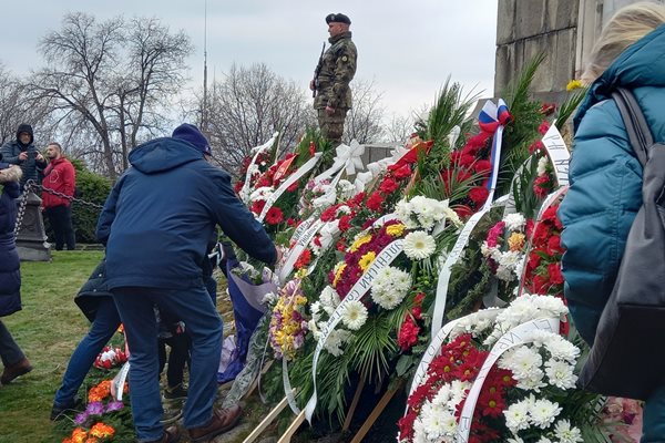 Паметникът на загиналите за свободата на България войници беше отрупан с венци и цветя.