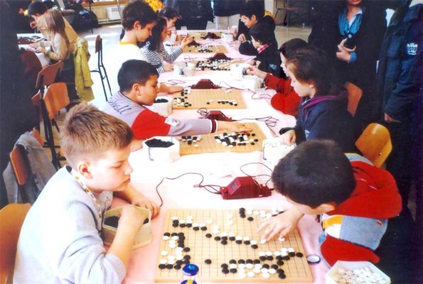 Деца по време на европейско първенство, на което от няколко години Емил Иванов води и българчета.