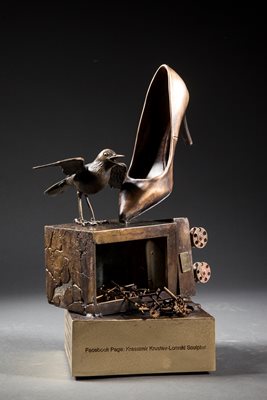 Скулптура, символизираща падането на асансьора за родилки в Майчин дом, птичето на късмета за оцелелите жени и женска обувка. Поръчана от оцелялата Емануела Фролошка за австрийски лекар, който дава нов живот за крака й