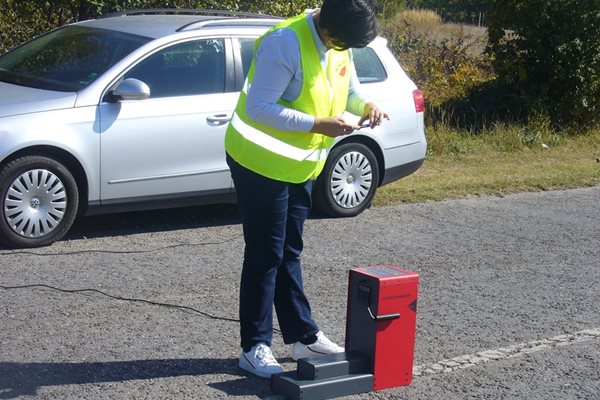 Диана Русинова от Института за пътна безопасност, ръководител на инспекционния екип, даде оценка 6 по 10-степенна скала на състоянието на пътното платно в района на катастрофата.