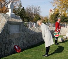 Посланик Ема Хопкинс се поклони на Британските гробища в Пловдив.