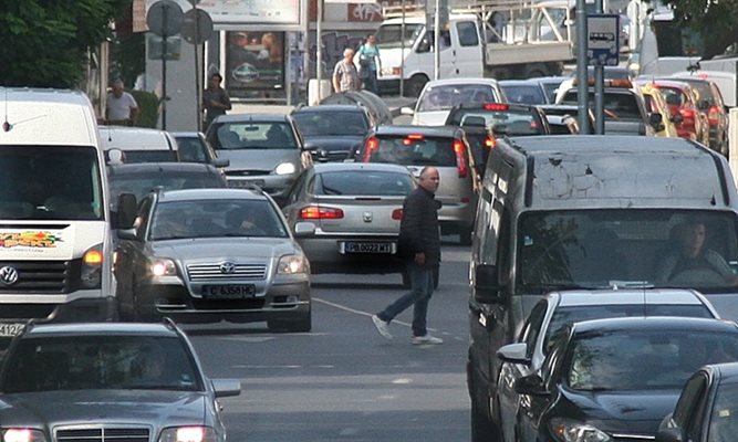 Старите коли, освен че замърсяват въздуха в Пловдив, причиняват и големи задръствания. Снимки: 24 часа