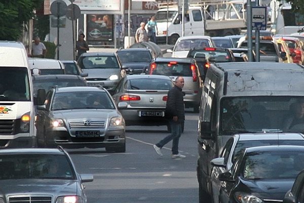 Старите коли, освен че замърсяват въздуха в Пловдив, причиняват и големи задръствания. Снимки: 24 часа