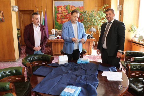 Община Велико Търново получи поредно дарение от предпазни облекла