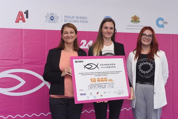 Надя Захариева, програмен директор на Фондация "Америка за България", даде отличията на момичетата от "Таратанци" Ива Тодорова (вдясно) и Екатерина Петрова (вляво).