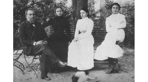 Петко Каравелов, съпругата му Екатерина и двете му дъщери Виола и Лора, към които съдбата е немилостива.
