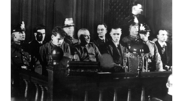 Маринус ван дер Любе и Георги Димитров (на заден план) по време на Лайпцигския процес. СНИМКА: ГЕТИ ИМИДЖИС
