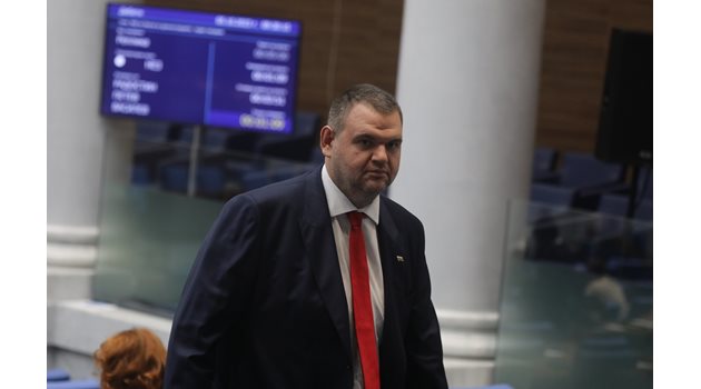 Делян Пеевски - новият лидер на групата на ДПС, в пленарната зала.