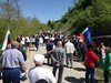 Близо 200 сухиндолци протестират заради затворен от слачище път