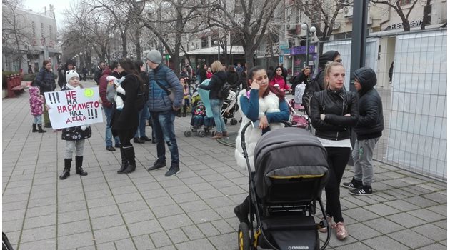 Въпреки студа майки с колички излязоха на протест пред сградата на общината.