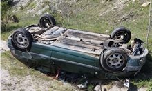 Жена оцеля по чудо, след като се обърна с кола между Кърджали и Хасково