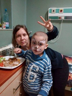Кристина и синът й заедно се борят с тежките заболявания