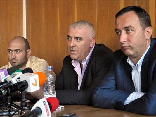 Шефът на отдел "Убийства" в СДВР Георги Тотков (вляво), Ивайло Спиридонов (в средата) и зам. градският прокурор Роман Василев обясняват как е разбита бандата.