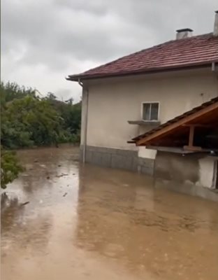 Къщите в Богдан са наводнени.