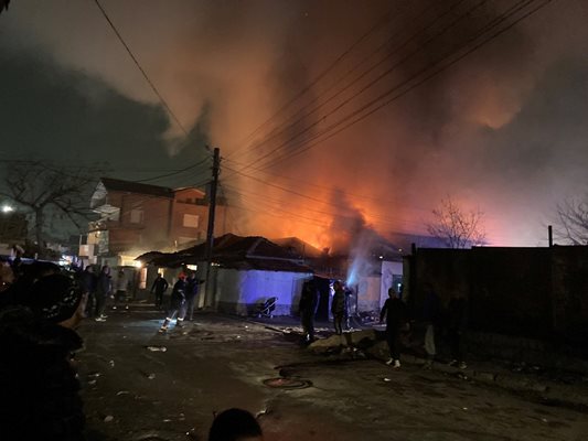 Голям пожар избухна тази вечер в пловдивската Шекер махала. Снимка: Plovdiv News.bg