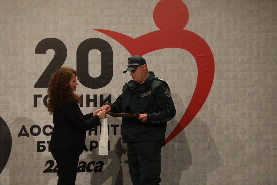 Представителят на Фондация "Трейс за хората" Мариела Рунтева награждава граничаря Павел Павлов, спасил сирийче.
