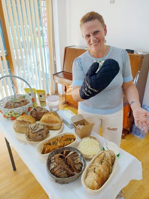 Оксана използва бръснарско ножче за декорация на хляба