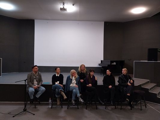 Режисьорът Петър Денчев и неговите шест актриси
Снимка: Архив на театъра