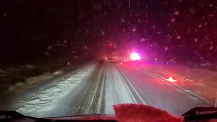 Снегът затрудни движението по пътищата и в Пазарджишко