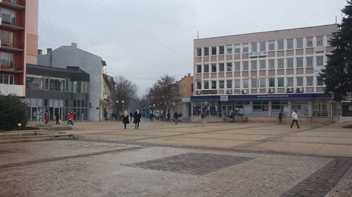 Централният площад на Ботевград, където се намира златарското ателие, ограбено от Владимир Пелов на 27 август 2011 г.