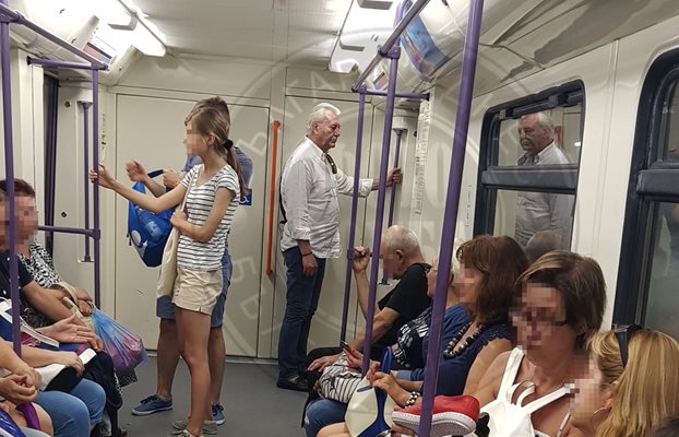 Асен Агов се вози в метрото