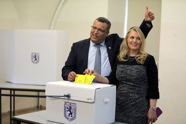 Моше Лион гласува заедно със съпругата си на изборите. Снимки: Ройтерс
