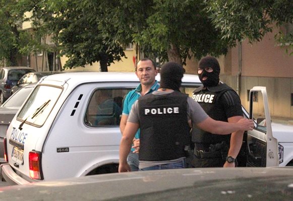 Полицаи водят Ральо Ралев към ареста.