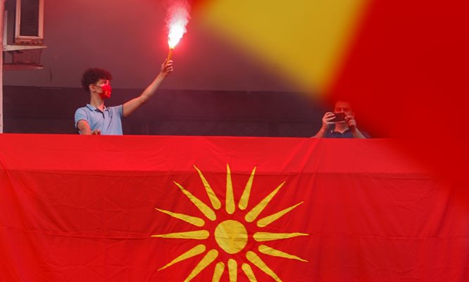 Привърженици на опозиционната националистическа партия ВМРО-ДПМНЕ през 2019 г. СНИМКА: РОЙТЕРС