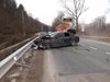 Бус и кола катастрофираха на пътя Мездра – Ребърково, двама са откарани в болница