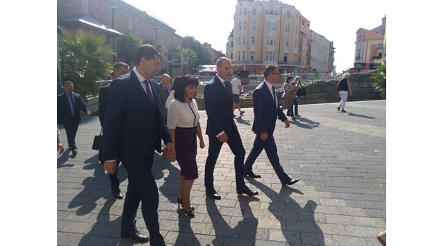 Тотев поведе гостите пеша по главната улица към паметника на Захари Стоянов в Дондуковата градина