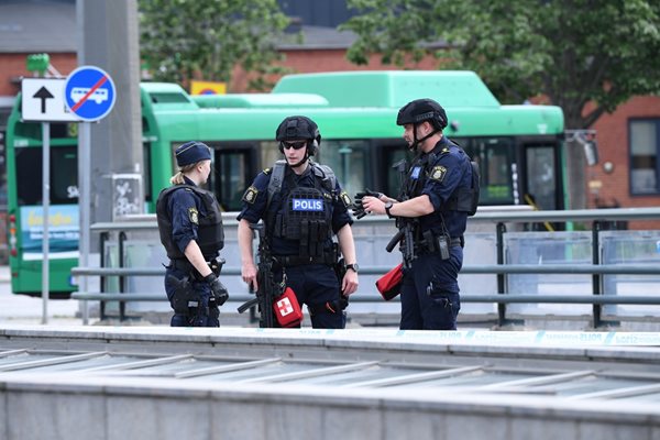 Шведски полицаи стреляха и раниха мъж, който ритал чанта по земята на централната гара в южния град Малмьо СНИМКИ: РОЙТЕРС